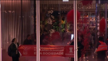 Ativistas climáticos atingem com tinta vermelha entrada do hotel onde está a AD (vídeo)