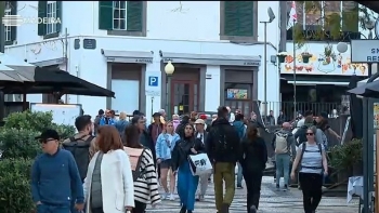 Turistas e madeirenses aproveitam feriado para passear (vídeo)