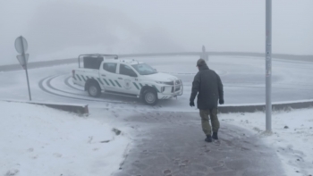 Autoridades chamadas a auxiliar carros presos na neve esta manhã (vídeo)