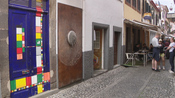Portas pintadas atraem turistas à zona velha do Funchal (vídeo)