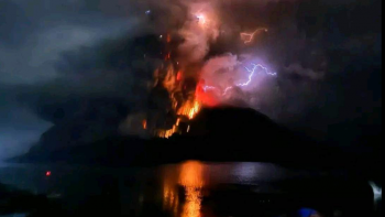 Milhares de pessoas retiradas de zona de vulcão indonésio devido a risco de ‘tsunami’