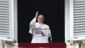 Papa exorta políticos a parar e negociar a paz