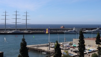 Porto do Funchal com um navio de cruzeiro e três super iates