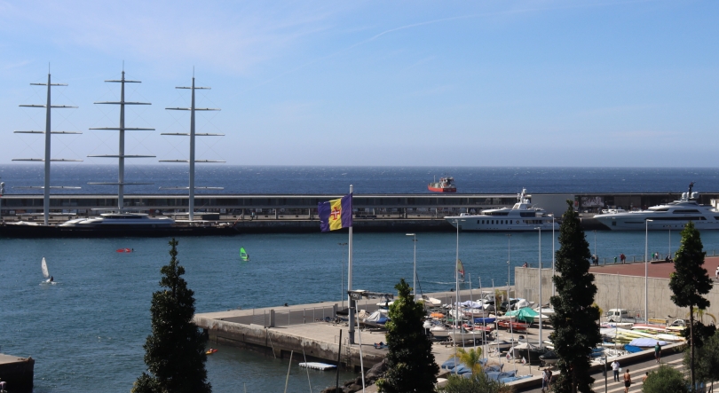 Porto do Funchal com um navio de cruzeiro e três super iates