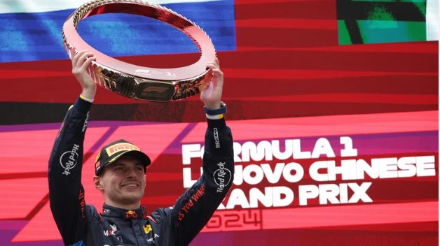 Max Verstappen vence na China e alarga vantagem