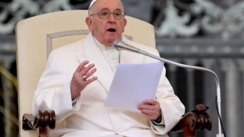 Papa incentiva a derrubar os muros da inimizade e a lógica do poder