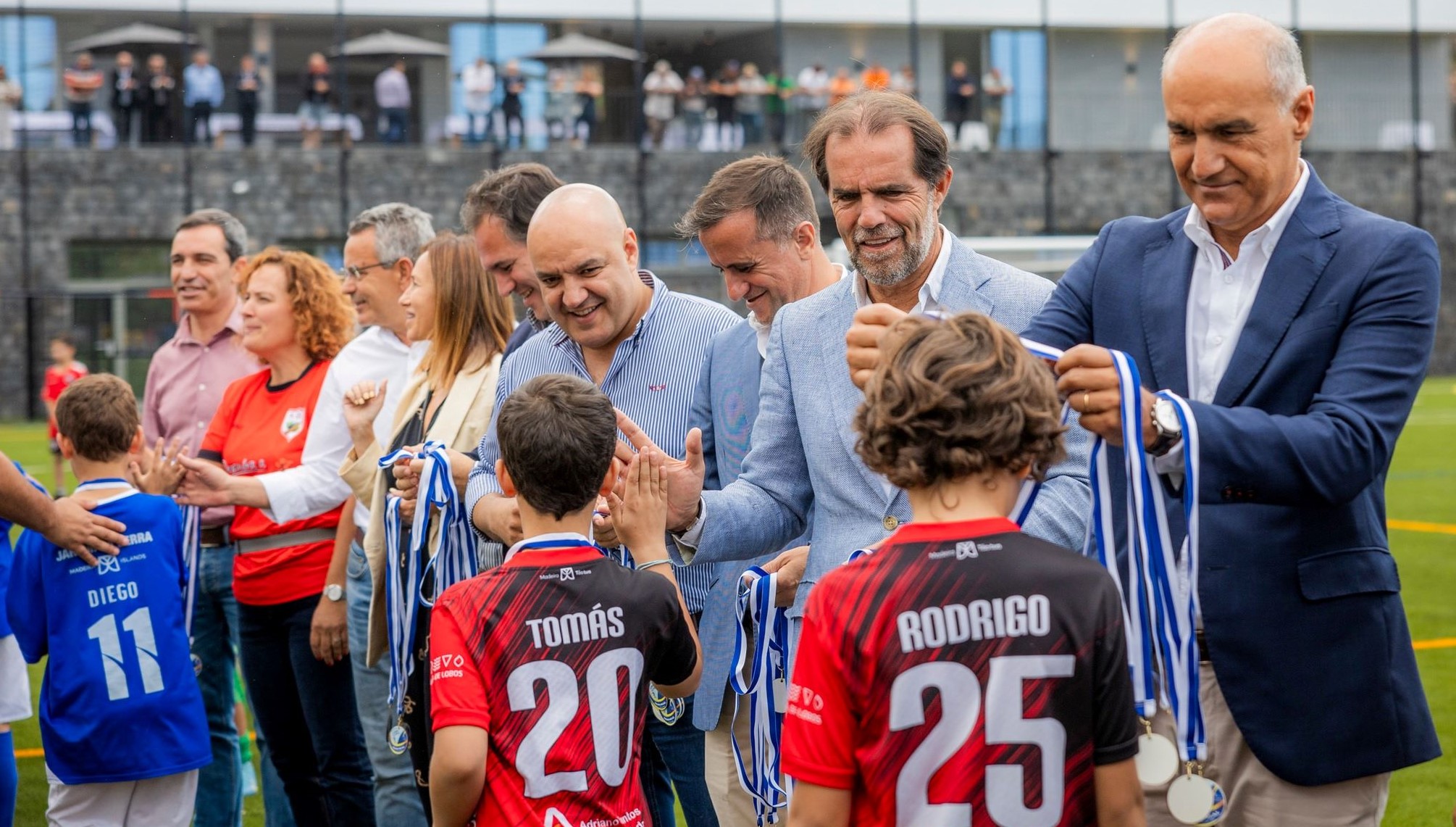 Campo de futebol do Ribeiro Real em tempo recorde (vídeo) | RTP Madeira