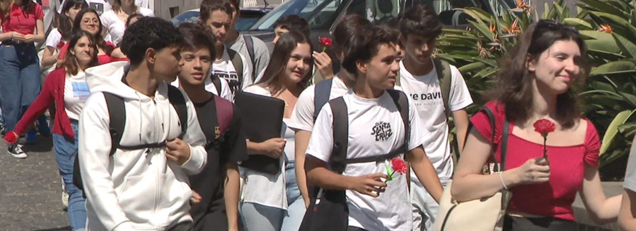 Escola Francisco Franco realizou a marcha dos cravos vermelhos (vídeo)