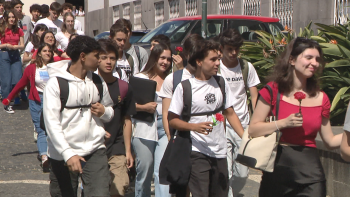 Escola Francisco Franco realizou a marcha dos cravos vermelhos (vídeo)
