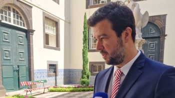 Miguel Gouveia acusa câmara do Funchal de tratar o 25 de abril como “um carnaval” (vídeo)