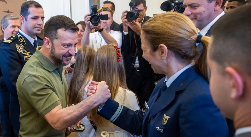 Zelensky recebido com honras militares no Palácio de Belém