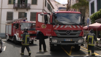 Incêndio desaloja vinte pessoas nas Mercês (vídeo)