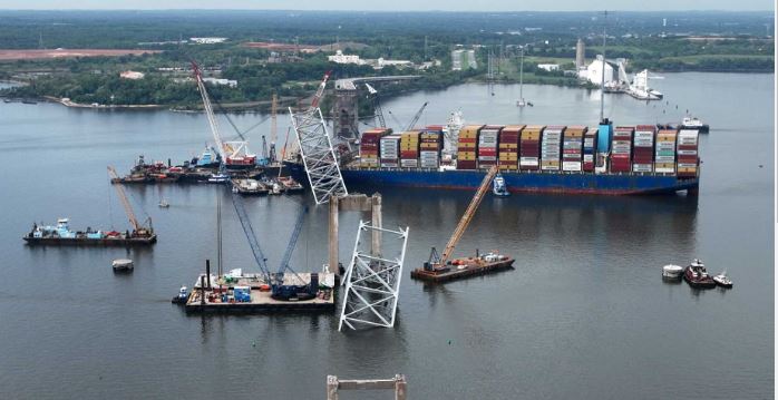 Navio que causou queda da ponte será retirado segunda-feira