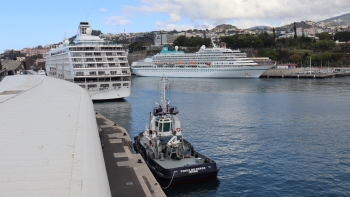 Porto do Funchal com dois navios, um deles em viagem transatlântica