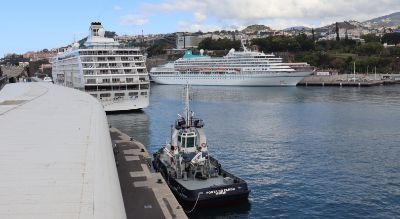 Porto do Funchal com dois navios, um deles em viagem transatlântica