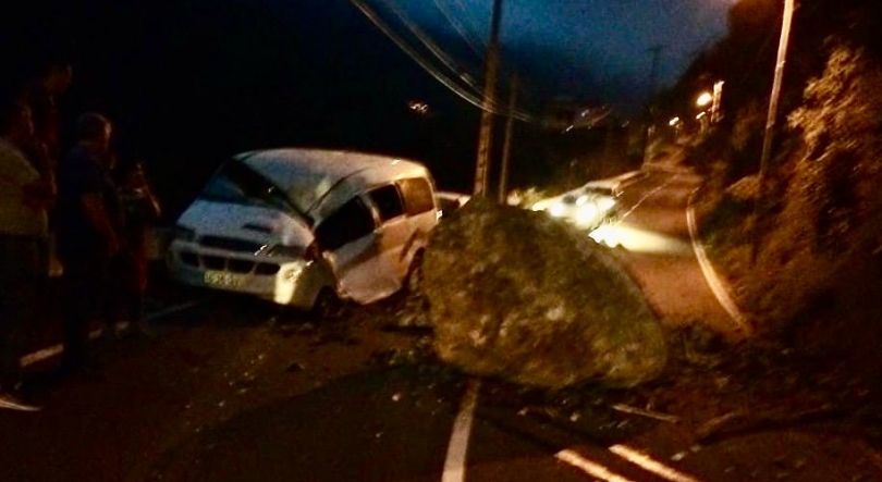 Pedra de enormes dimensões atinge carro no Curral das Freiras