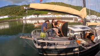 Francesa dá concertos de piano no convés do barco (vídeo)