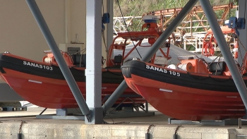 Avaria leva ao resgate de turistas de embarcação marítimo-turística