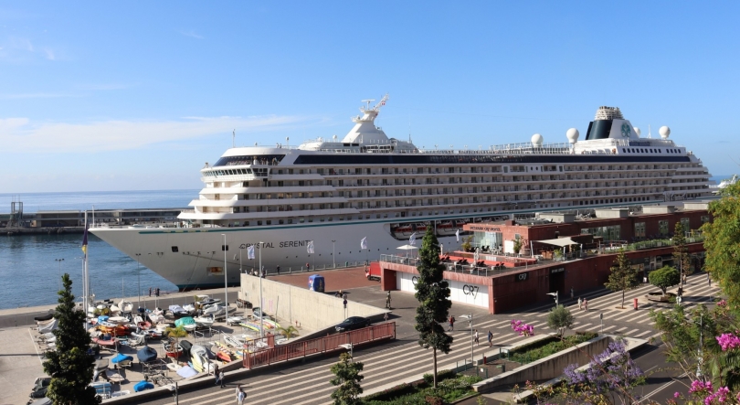 Crystal Serenity no Funchal traz 862 pessoas a bordo