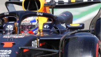 Verstappen conquista pole em Imola e homenageia Senna