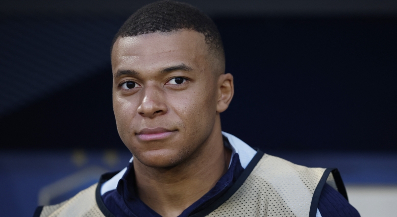 Mbappé dirije-se ao povo francês e à geração mais jovem parar apelar ao voto contra o extremismo