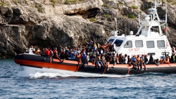 GNR resgata 16 migrantes numa embarcação ao largo de Espanha