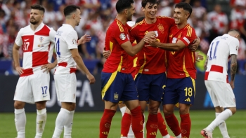 Espanha vence Croácia no jogo de abertura do Grupo B
