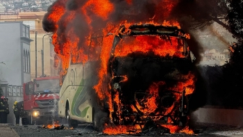 Incêndio num autocarro causa alarme (vídeo)