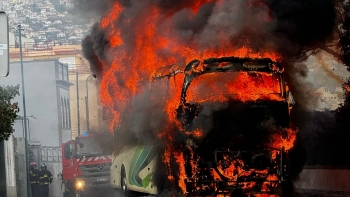 Incêndio destrói autocarro e bagagem dos turistas (fotos)