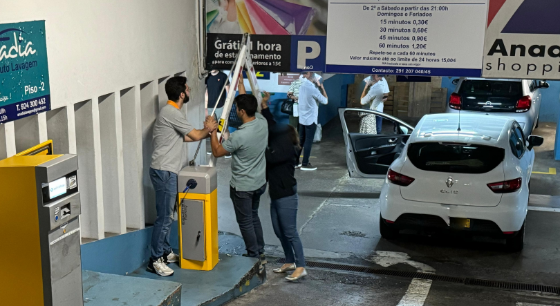 Acidente no parque de estacionamento do Anadia sem feridos