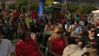 Madeirenses assistem ao jogo no Cais 8 (vídeo)
