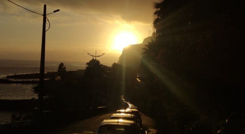 Mais horas de sol, menos vento e subida na temperatura da água do mar