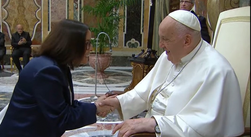 Papa defende em encontro com humoristas que “é possível rir de Deus”