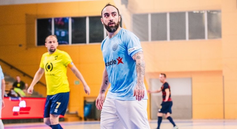 Ricardinho anuncia saída do Riga