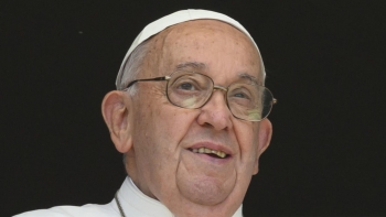 Vaticano excomunga arcebispo por acusações de cisma e ataques ao Papa