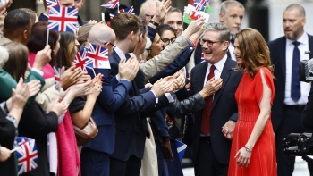 Keir Starmer é primeiro-ministro britânico depois do “beija-mão” a Carlos III