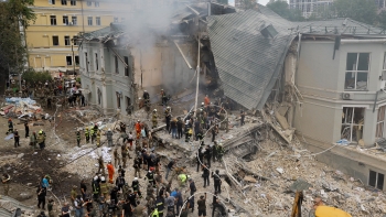 Várias pessoas presas nos escombros de hospital infantil em Kiev após ataques russos