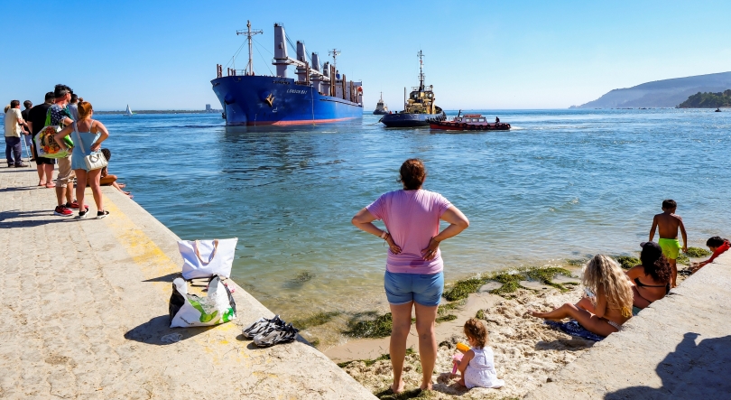 Navio de transporte de mercadorias encalhado em Setúbal