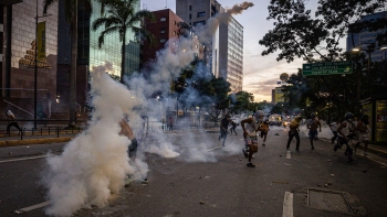 Imagem de Pelos menos 7 mortos na Venezuela: Manifestantes derrubaram estátuas de Hugo Chávez