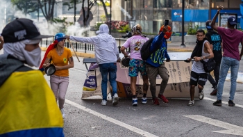 Rebelião popular na Venezuela após declaração de vitória de Maduro (vídeo)