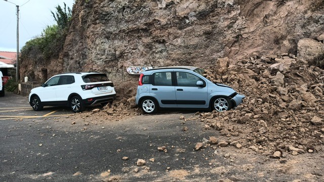 Derrocada nas Achadas causa prejuízos num carro