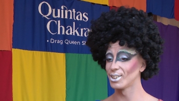 Espetáculo de drag queen no Jardim Municipal (vídeo)