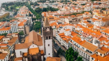 Períodos de céu muito nublado