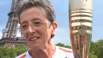 Rosa Mota transporta chama olímpica em Paris (vídeo)