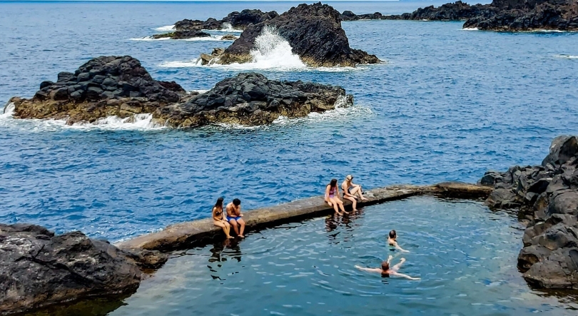 Piscinas Naturais do Seixal com nadador-salvador