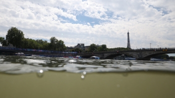 Paris 2024: Cancelados treinos no rio Sena devido a poluição