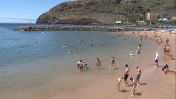 Praia de areia atrai muitas famílias com crianças (vídeo)
