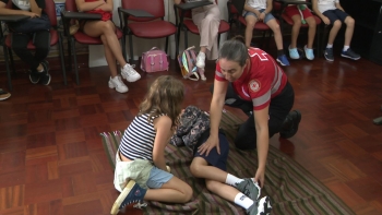 Cruz Vermelha promove projeto Socorrer Brincando (vídeo)