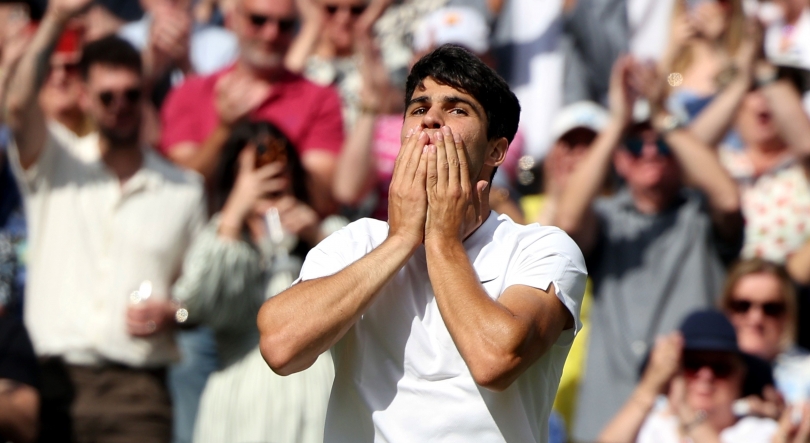 Carlos Alcaraz volta a bater Djokovic e revalida título