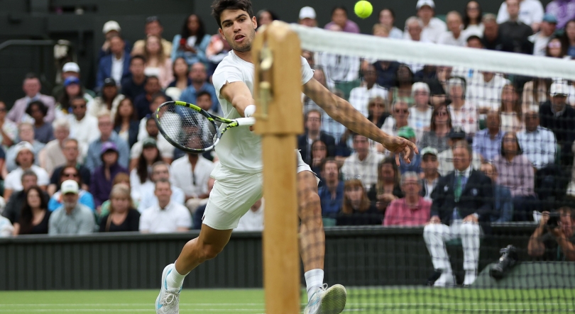 Alcaraz defende título diante de Novak Djokovic